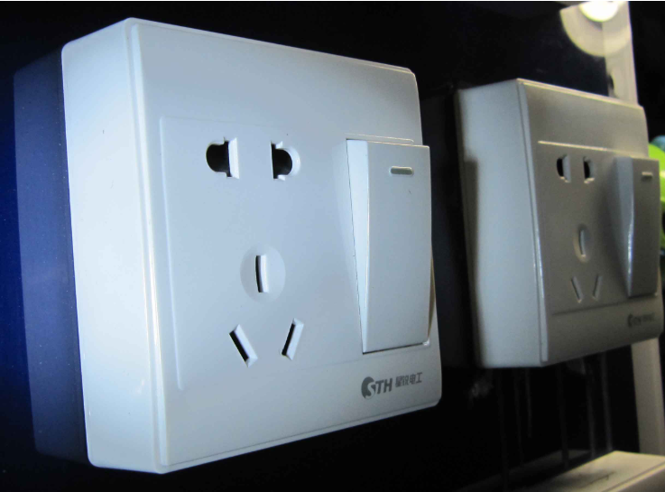 装修施工中如何安装开关、插座和灯具？