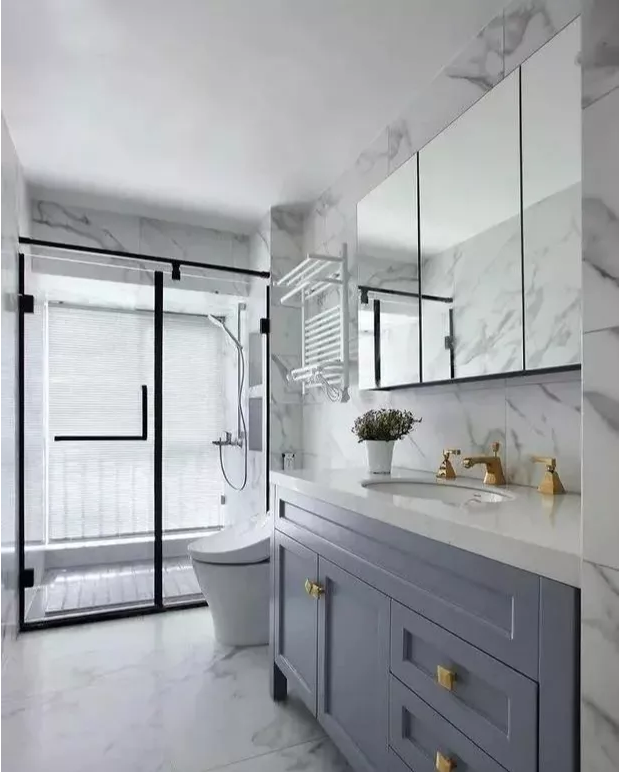 装修施工问题解析：卫生间吊顶既要美观还要实用，用什么材料合适