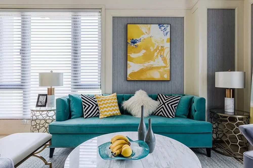 沙发背景墙怎么装呢？几个小技巧，简单又好看