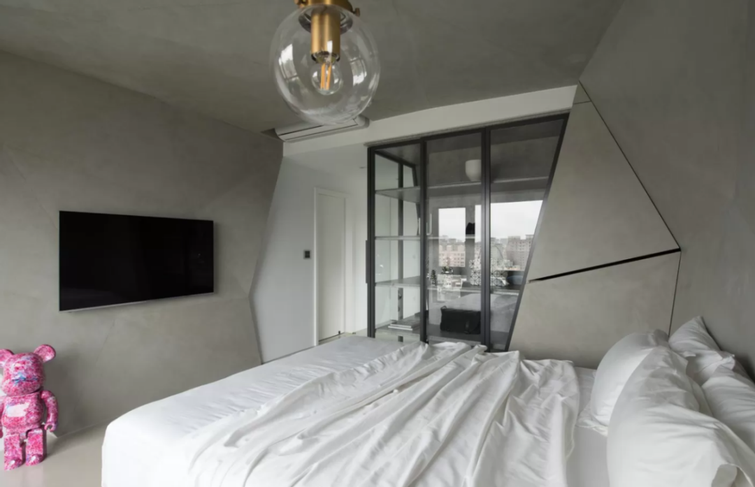 卧室拐角装个异形玻璃柜，可装饰可存储，高级又不失大气