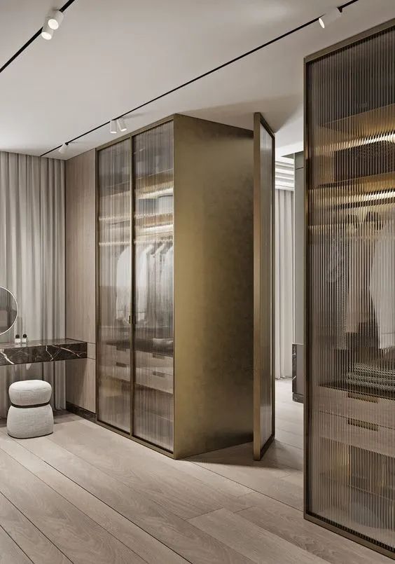 卧室拐角装个异形玻璃柜，可装饰可存储，高级又不失大气