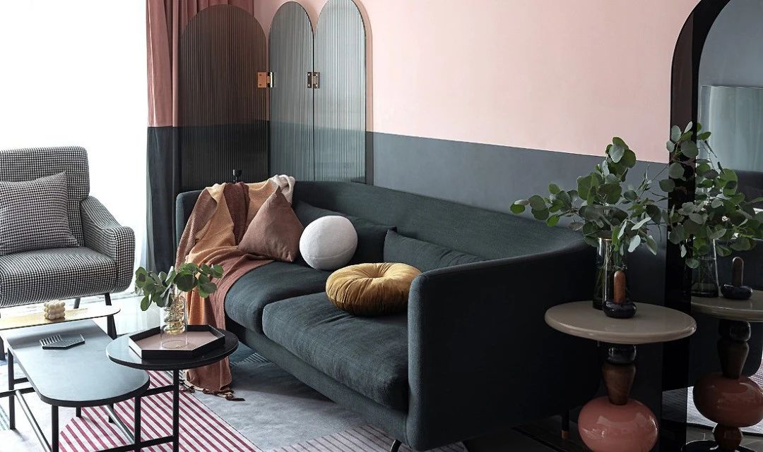 90㎡北欧风小户型，以标准空间上做减法，辅以高颜值的拼色墙面