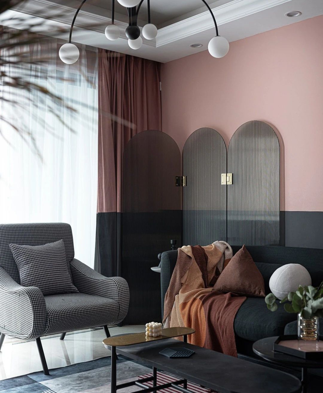 90㎡北欧风小户型，以标准空间上做减法，辅以高颜值的拼色墙面