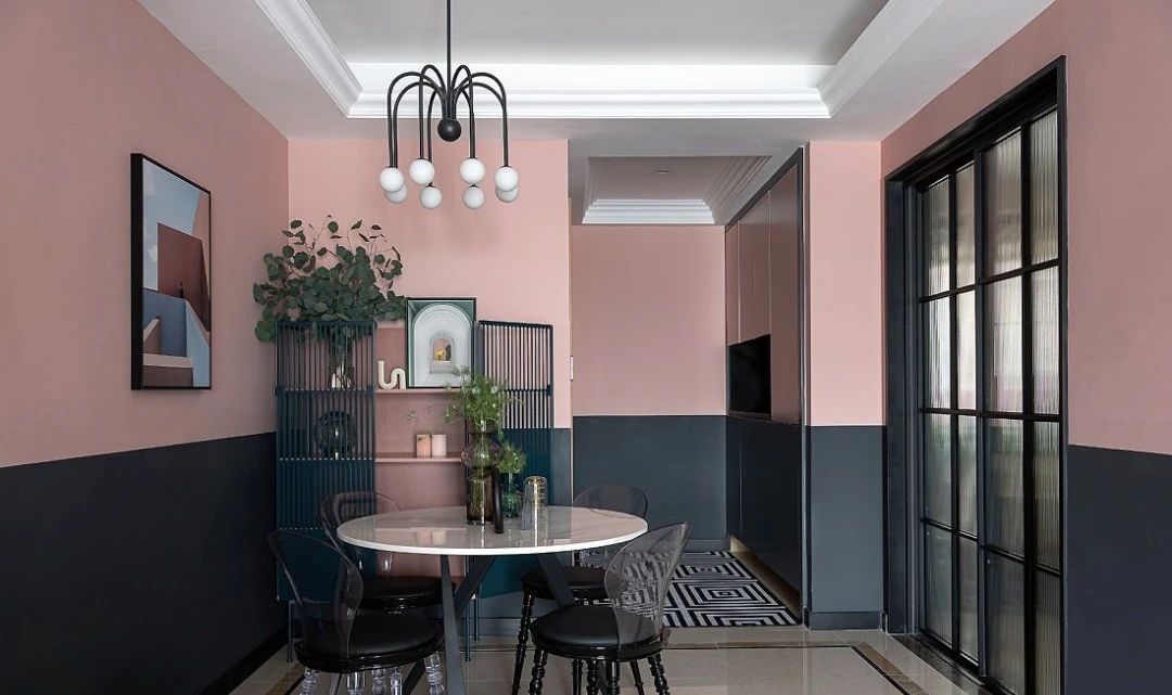 90㎡北欧风小户型，以标准空间上做减法，辅以高颜值的拼色墙面