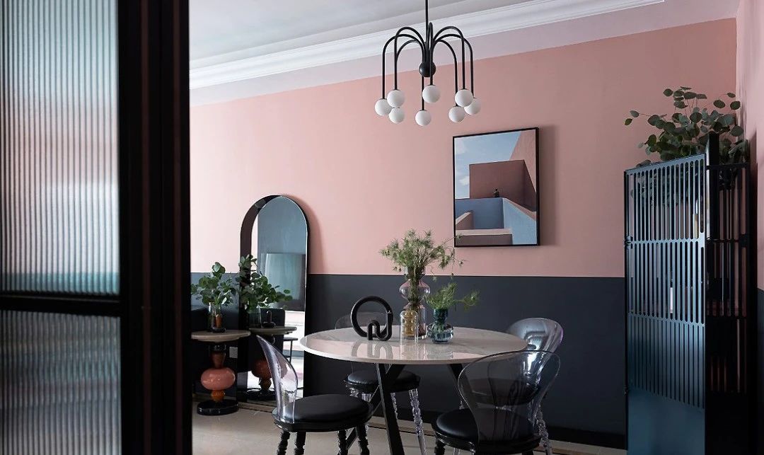 90㎡北欧风小户型，以标准空间上做减法，辅以高颜值的拼色墙面