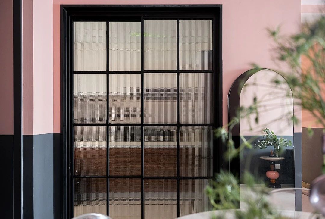 90㎡北欧风小户型，以标准空间上做减法，辅以高颜值的拼色墙面