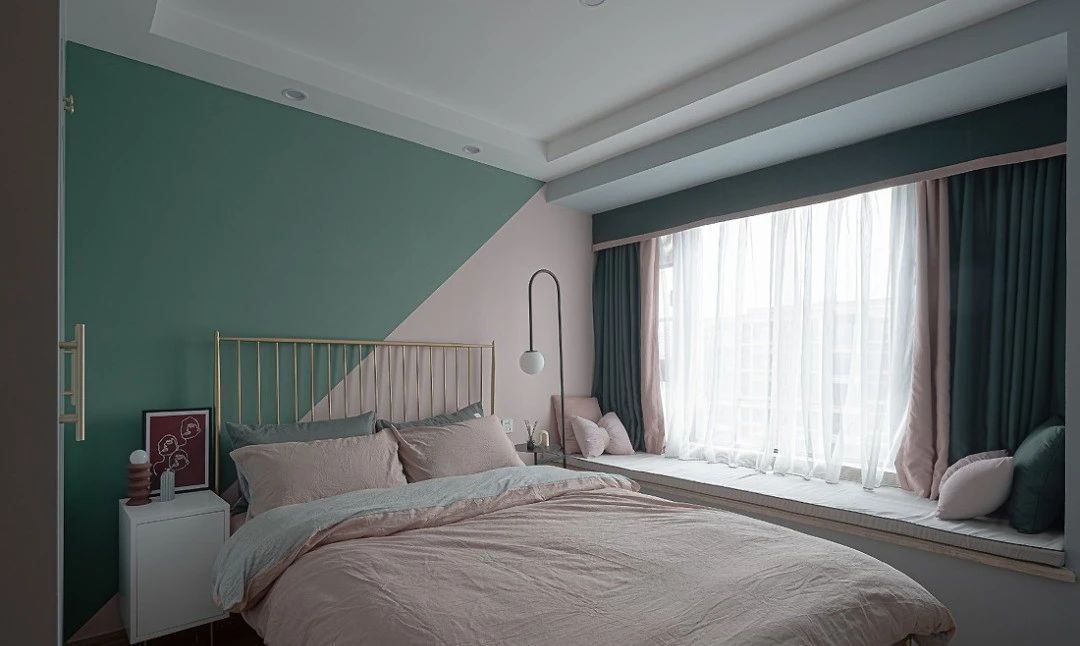 90㎡北欧风小户型，以标准空间上做减法，辅以高颜值的拼色墙面