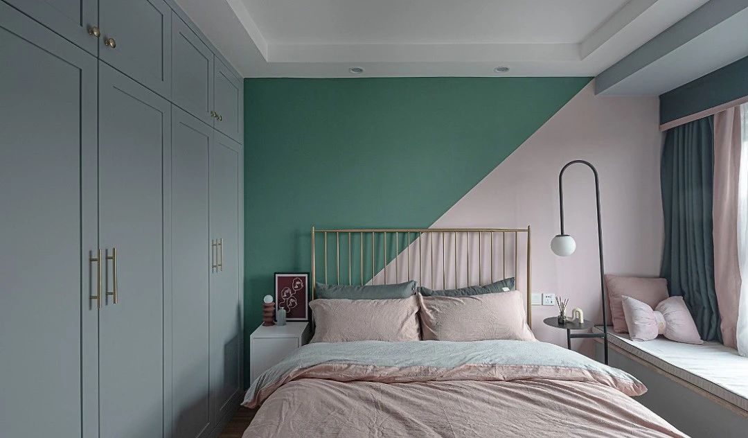 90㎡北欧风小户型，以标准空间上做减法，辅以高颜值的拼色墙面