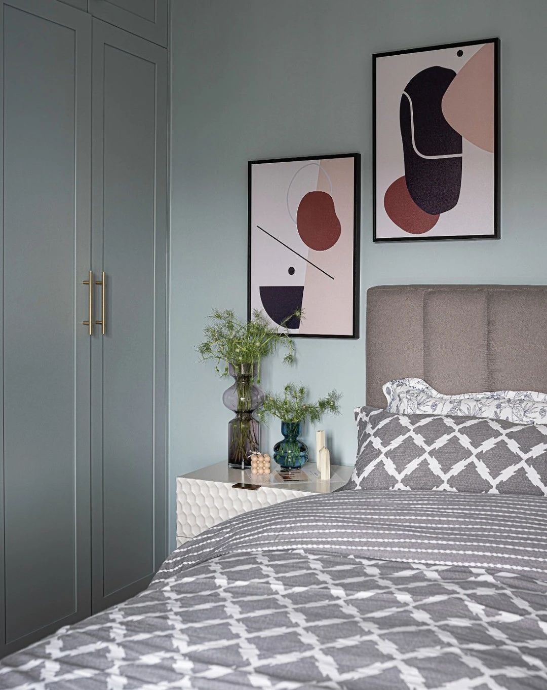 90㎡北欧风小户型，以标准空间上做减法，辅以高颜值的拼色墙面