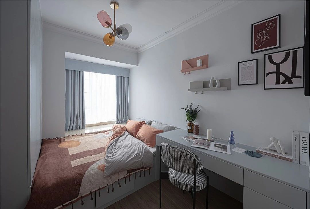 90㎡北欧风小户型，以标准空间上做减法，辅以高颜值的拼色墙面