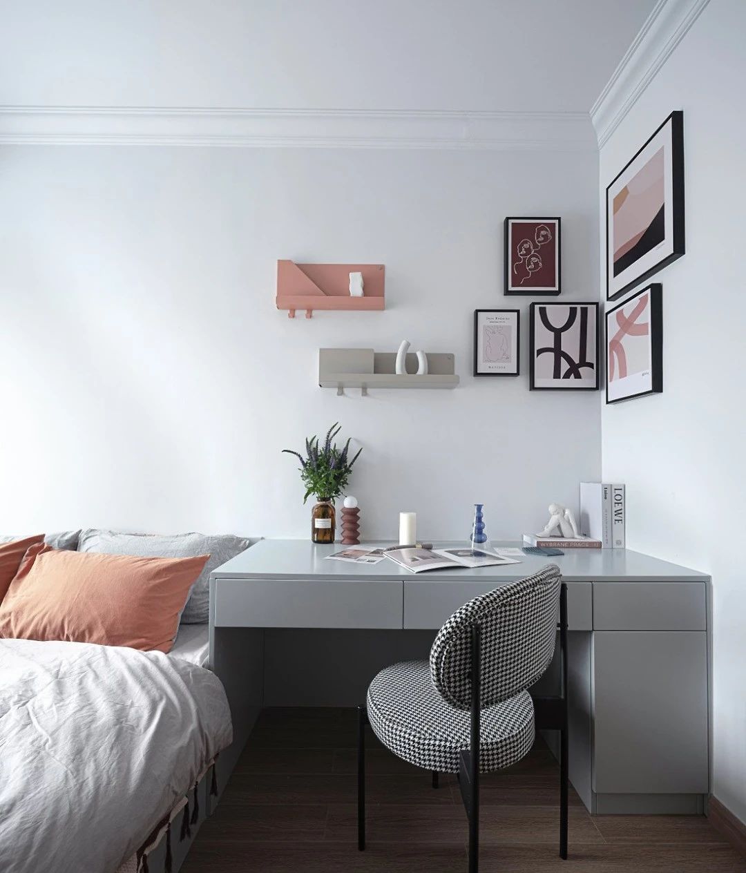 90㎡北欧风小户型，以标准空间上做减法，辅以高颜值的拼色墙面