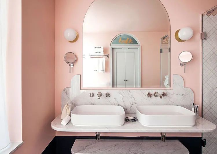 90㎡北欧风小户型，以标准空间上做减法，辅以高颜值的拼色墙面