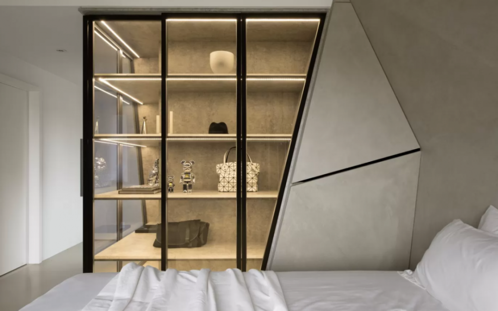 卧室拐角装个异形玻璃柜，可装饰可存储，高级又不失大气