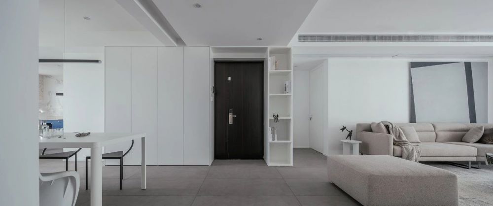 以海洋绿作为次卧床头背景墙主色调，配上灰色窗帘，优雅静谧