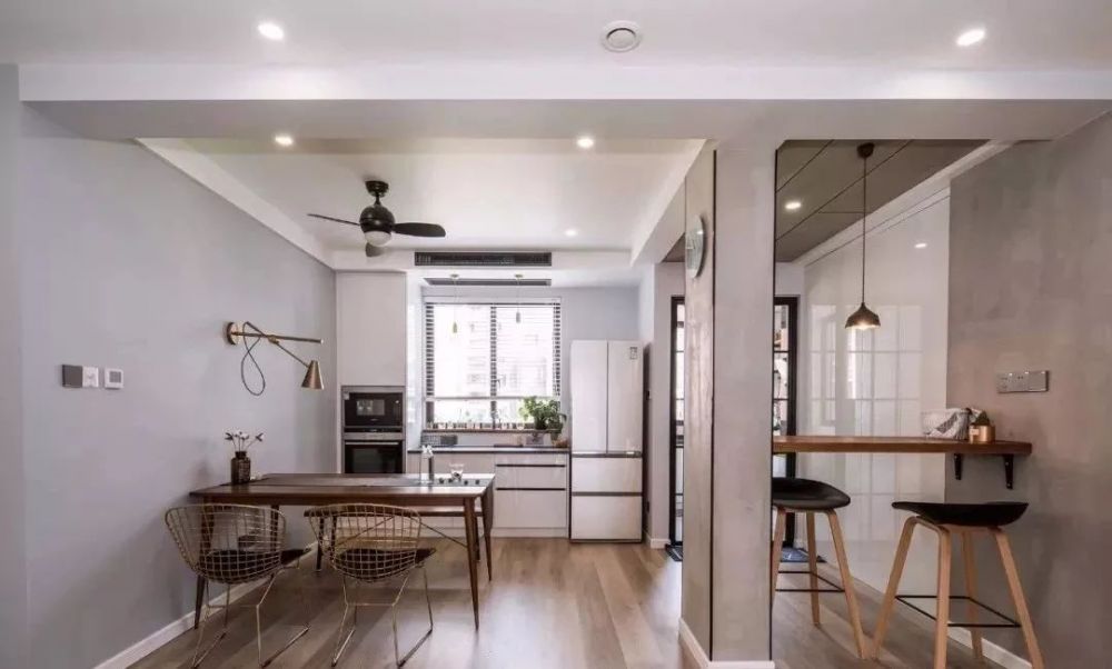 原木风的餐桌搭配加上金属镂空的餐椅，显得更为精致